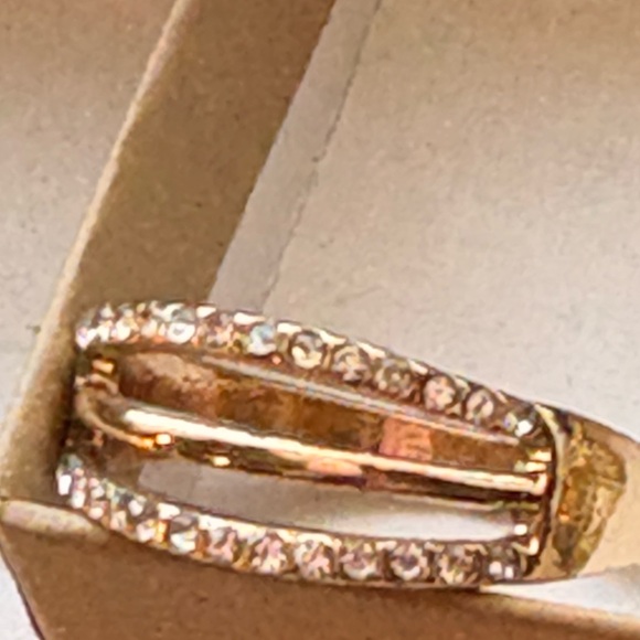 Elegant Gold and Silver Women's Ring - Picture 10 of 11